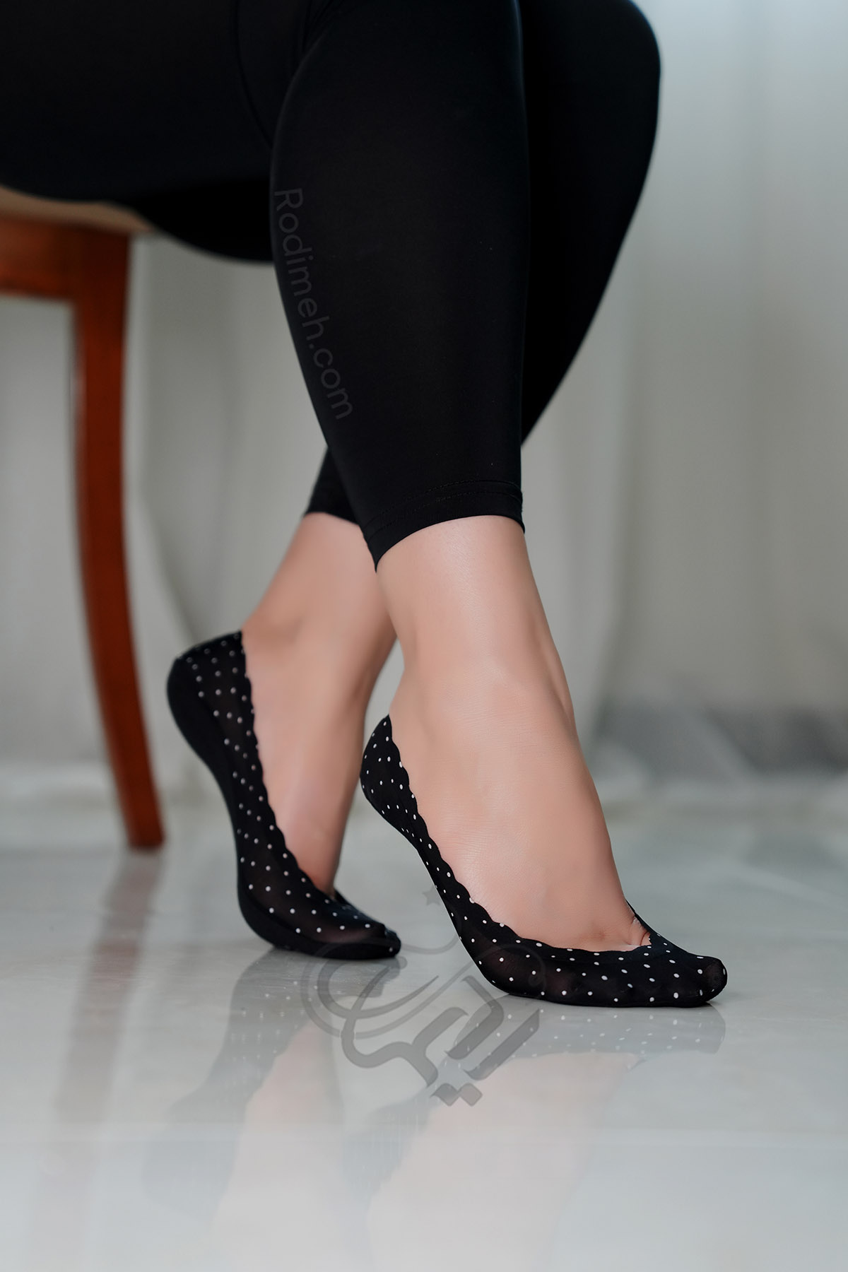 جوراب زنانه کالج رویه کوتاه خال خالی دور ژله ای 1 جوراب زنانه کالج رویه کوتاه خال خالی